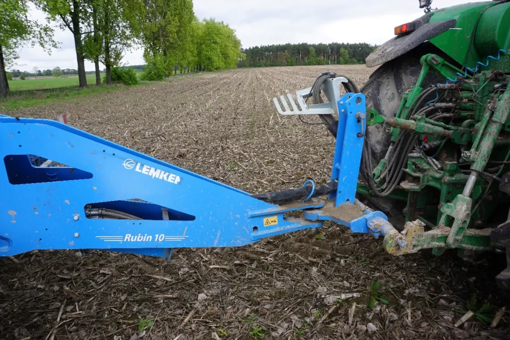 Belka zaczepowa montowana na ramionach TUZ pozwala skręcać pod dużym kątem. Producent zaleca pokonywanie uwroci na kołach podwozia transportopwego fot. TRAKTOR24.pl