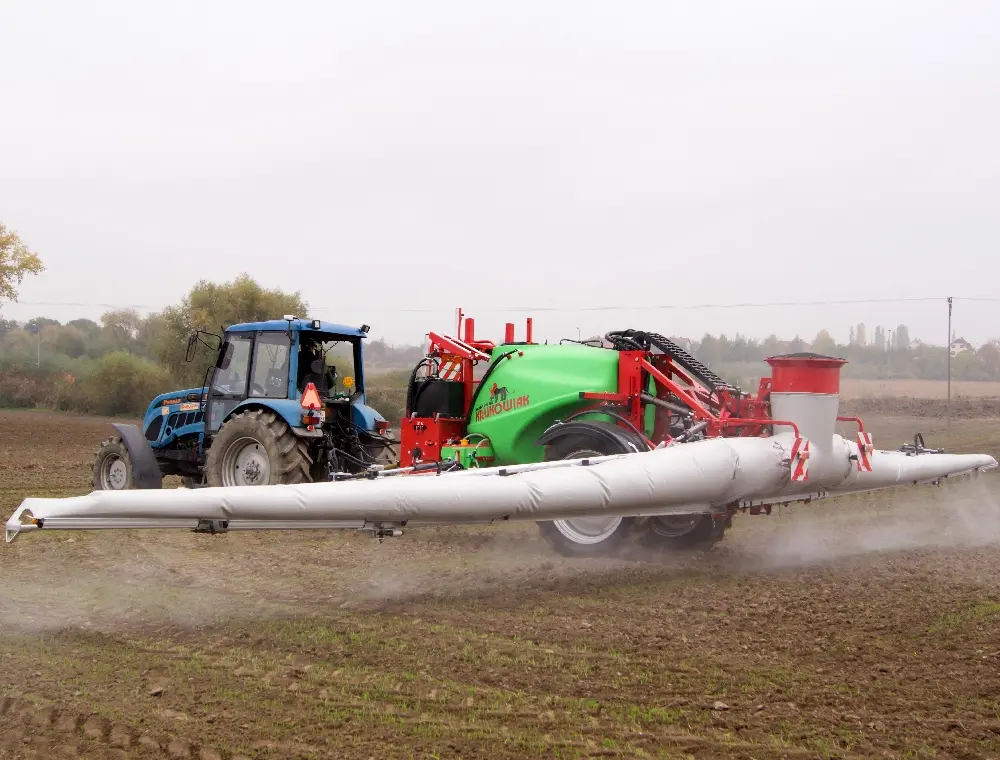 Lepsze pokrycie roślin cieczą roboczą oraz możliwość wykonania oprysku przy nieco większym wietrze - to dwa główne atuty stosowania rękawa powietrznego w opryskiwaczu fot. mat. prasowe