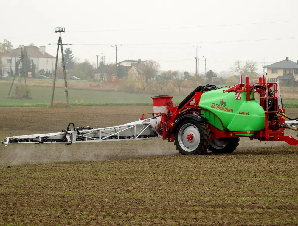 Lepsze pokrycie roślin cieczą roboczą oraz możliwość wykonania oprysku przy nieco większym wietrze - to dwa główne atuty stosowania rękawa powietrznego w opryskiwaczu fot. mat. prasowe