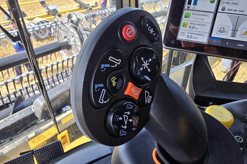 Joystick pozostał klasyczny, znany z ciągników i kombajnów New Holland fot. TRAKTOR24 