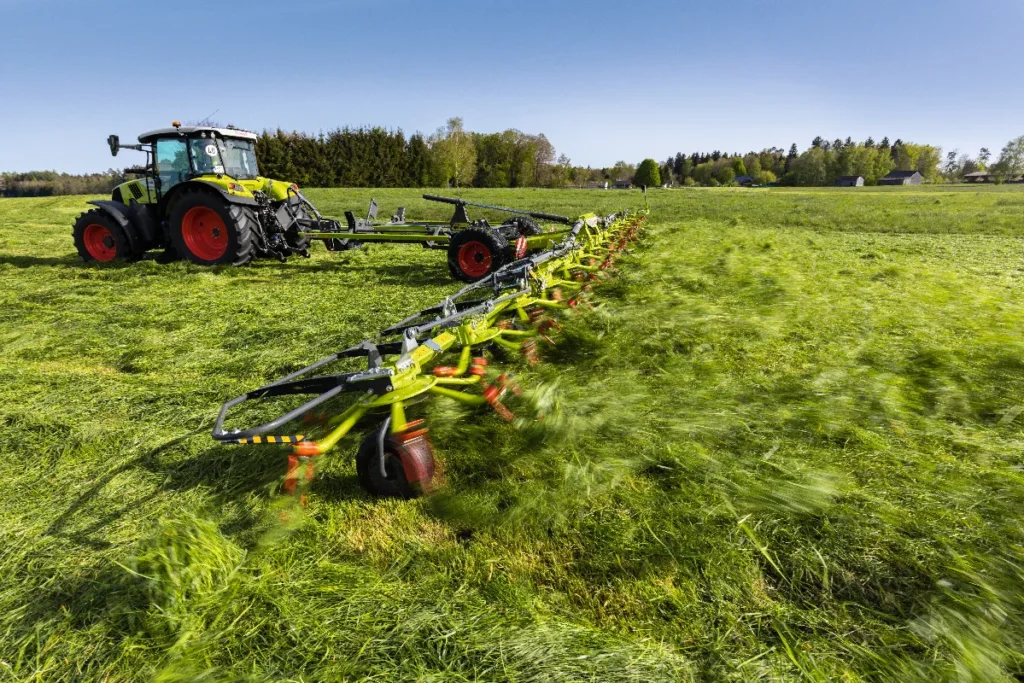 Przetrząsacz Claas Volto 1500 ma 14 wirników, a w jego mniejszym bracie Volto 1300 montowanych jest 12 wirników. Każdy Max Spread wirnik ma średnicę 1,5 m i 6 ramion rozrzucających ustawionych nadążnie pod kątem 29,3 stopnia fot. materiały firmowe