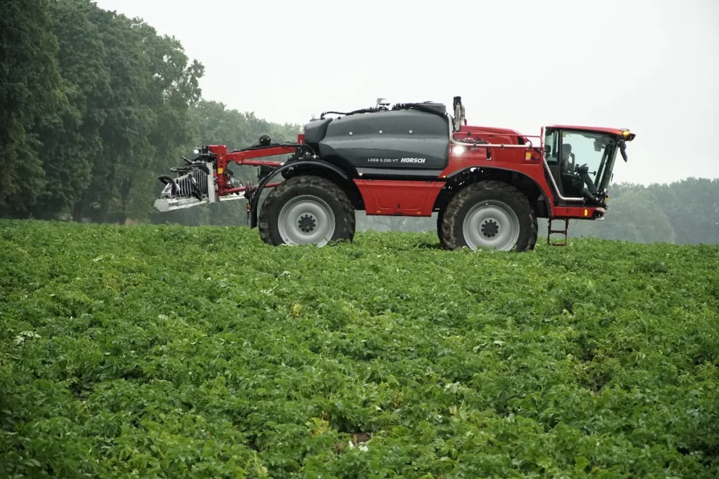 Samojezdny Horsch Leeb VT sprawdzi się w czasie opryskiwania ziemniaków. Pomaga w tym rozstaw jego kół zaczynający się od 1,8 m, co pozwala wpisać się w rozstaw redlin wynoszący 90 cm fot. TRAKTOR24.pl