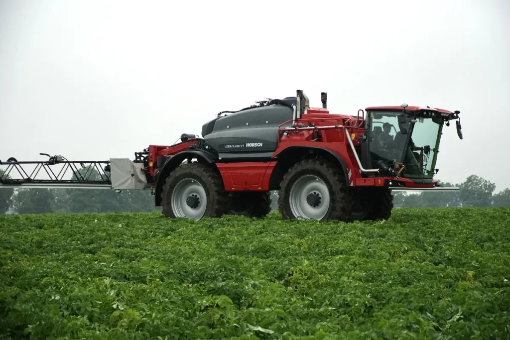 Nowy opryskiwacz Horsch Leeb VT produkowany od połowy 2024 r., z rozstawem osi 1,8-2,4 i prześwitem do 1,3 m, to mniejszy i skromniejszy brat modeli Horsch Leeb VN i VL wprowadzonych na rynek w 2021 r. Te kolosy mogą mieć rozstaw osi wynoszący od 2,25 do 4 m i prześwit aż 2 m fot. TRAKTOR24.pl