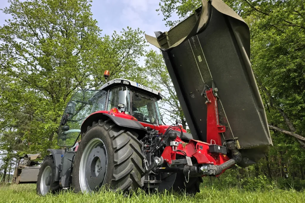 Ciągniki z fabrycznymi nawigacjami koncernu AGCO (Fendt, Maasey Ferguson i Valtra) mają możliwość wprowadzania w nawigacji ustawień również dla narzędzia przedniego. Ułatwia to przeprowadzenie procesu ustawiania prowadzenia automatycznego do pracy z kosiarką przednią i tylną boczną fot. TRAKTOR24.pl