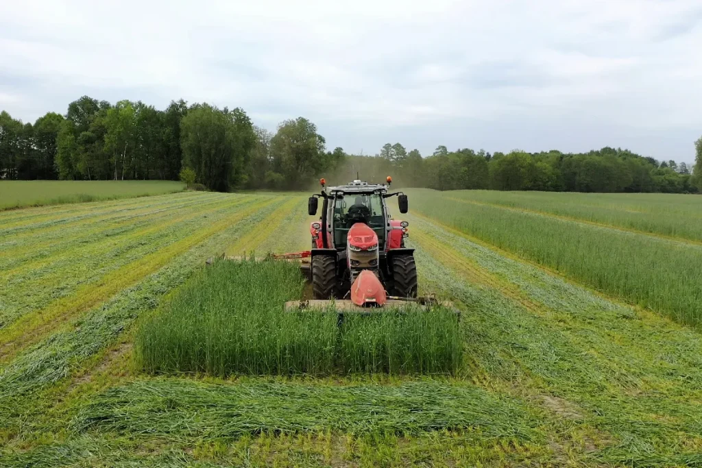 Praca w ramach prowadzenia automatycznego pozwala kosić na zagony, co oszczędza czas i pieniądze fot. TRAKTOR24.pl