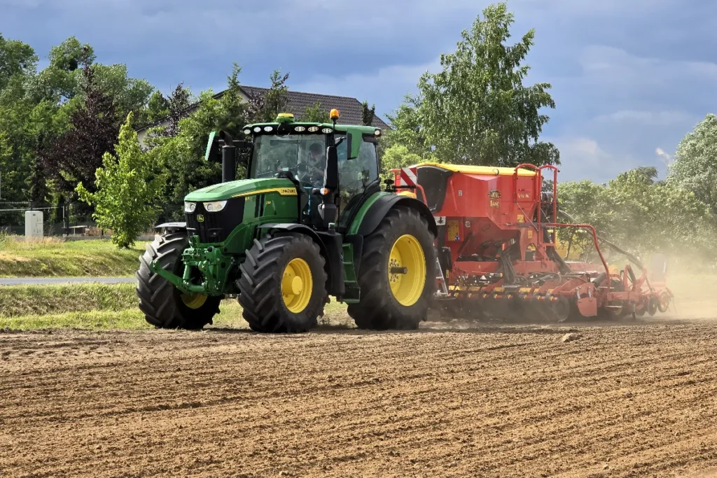 Od stycznia do końca czerwca 2024 r. zarejestrowano w Polsce 551 nowych traktorów John Deere. Pozwoliło to tej marce zostać liderem tego przedziału czasowego © Traktor24