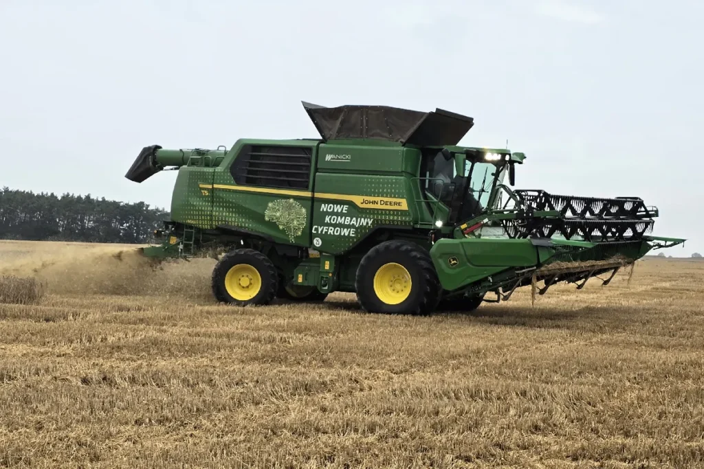 Byliśmy na pokazie kombajnu John Deere T5 600, który w okolicach Wolborza w woj. łódzkim zbierał pszenicę fot. TRAKTOR24