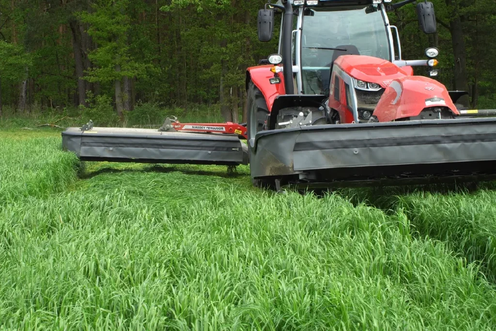 Po pracy kosiarki tylnej z uniesioną przednią, cofamy w celu zrobienia miejsca na kolejny pomiar fot. TRAKTOR24.pl