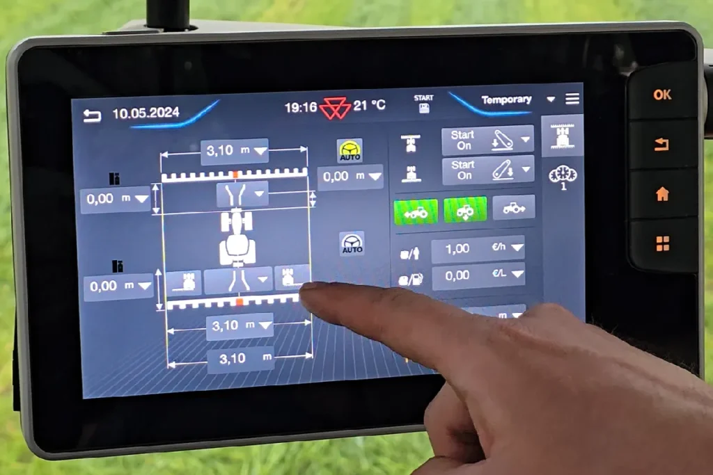 W tym miejscu menu nawigacji Massey Ferguson wprowadza się przesunięcie boczne prawe. W naszym przypadku zmierzona wartość wynosiła 2,7 m fot. TRAKTOR24.pl