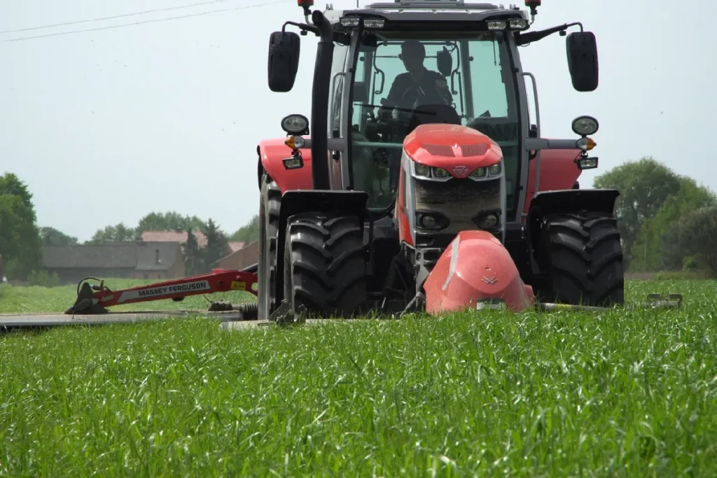 Instruktaż prowadzący do zapisania ustawień maszyn pozwalających kosić w ramach nawigacji rolniczej z kierowaniem automatycznym przedstawiamy na przykładzie ciągnika Massey Ferguson 7S.180. Był on zagregowany z kosiarką przednią Massey Ferguson DM.316 FP oraz tylną boczną DM.316 TL-V fot. TRAKTOR24.pl