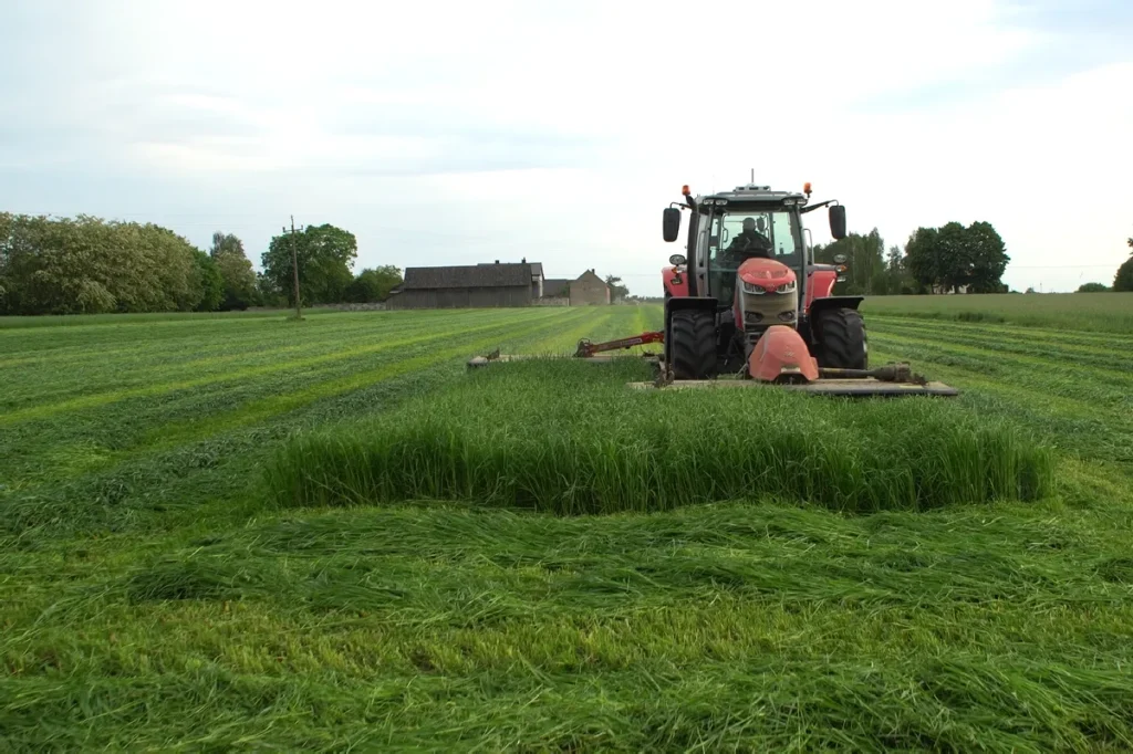 Wyjaśniamy, jak krok po kroku ustawić prowadzenie automatyczne z kosiarkami (przód-tył) w ciągniku Massey Ferguson fot. TRAKTOR24