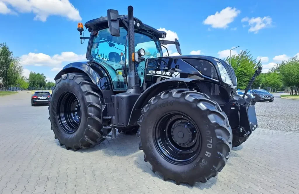 Szczególną uwagę zwracał również zaprezentowany ciągnik New Holland T7.215S w kolorze czarnym fot. mat. prasowe