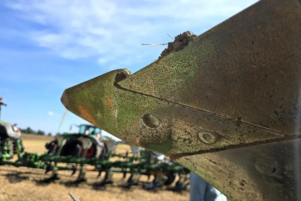 Czubek lemiesza przykrywający płat lemiesza powoduje, że w tym miejscu nie zaplątują się resztki roślin, sznurka ani resztki korzeni fot. TRAKTOR24.pl