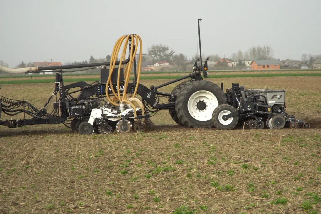 Rolnik podkreśla niskie zużycie paliwa podczas pracy ze swoim Agrisem Stripcat fot. TRAKTOR 24