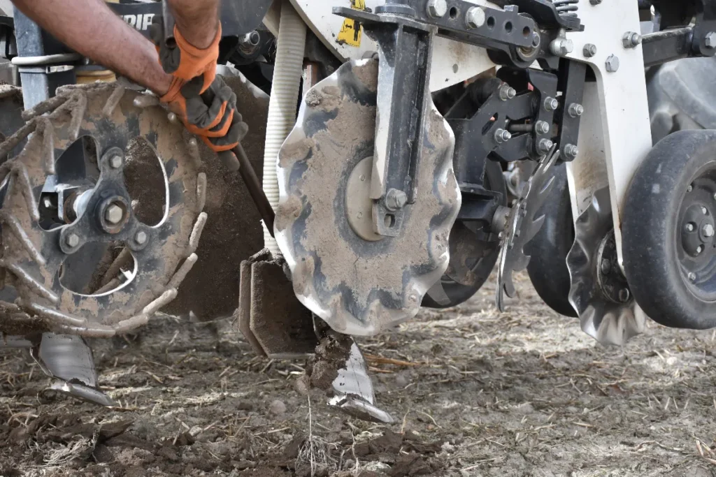 Rolnik okresowo czyści zęby robocze z ich częścią nawozową fot. TRAKTOR 24