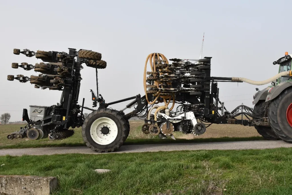 Maszyna w czasie transportu nie przekracza szerokości 3 m fot. TRAKTOR 24