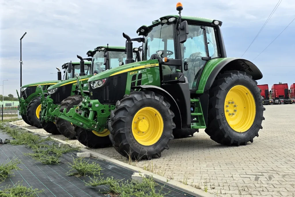 
Sprzedaż ciągników po 7 miesiącach 2024 roku wyniosła w Polsce 4574 traktory nowe. Wśród nich zarejestrowano 693 ciągników John Deere. Pozwoliło to tej marce zostać liderem tego przedziału czasowego fot. TRAKTOR24