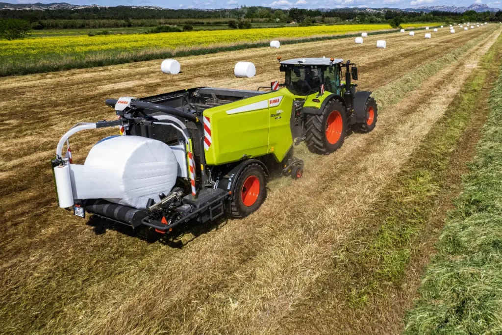 Prasoowijarka Claas Rollant 630 RC Uniwrap to już trzecia generacja tej maszyny. Jedną z jej zalet jest szybki transfer bel z komory prasy na stół owijarki fot. materiały prasowe