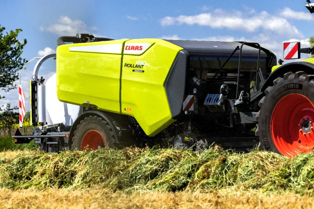 Prasoowijarka Claas Rollant 630 RC Uniwrap  wyróżnia się dużym ogumieniem do maksymalnego rozmiaru 600/55 R 26.5 (średnicy kół wynoszącej 1,35 m) fot. TRAKTOR24