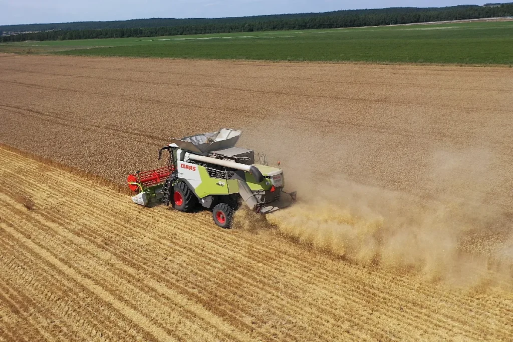 Claas Trion z drona 2 fot. Traktor24.pl