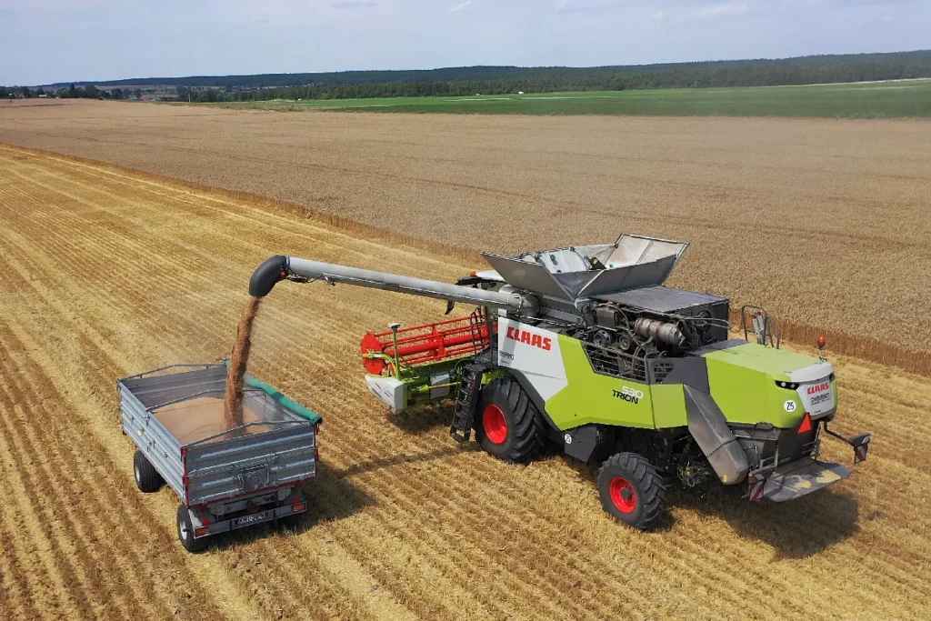 Claas Trion z drona 3 fot. Traktor24.pl