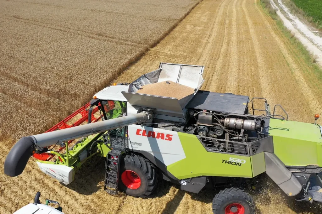 Claas Trion z drona 5 fot. Traktor24.pl