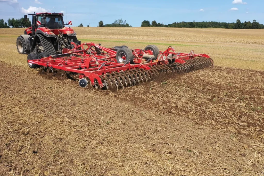 Horsch Cruiser 9 XL to sztandarowy przykład wielobelkowego agregatu zębowego do zrywania ścierniska. Wpisał się w nasze rozważania związane z dylematem, co wybrać do uprawy pożniwnej – talerz czy ząb? fot. TRAKTOR24