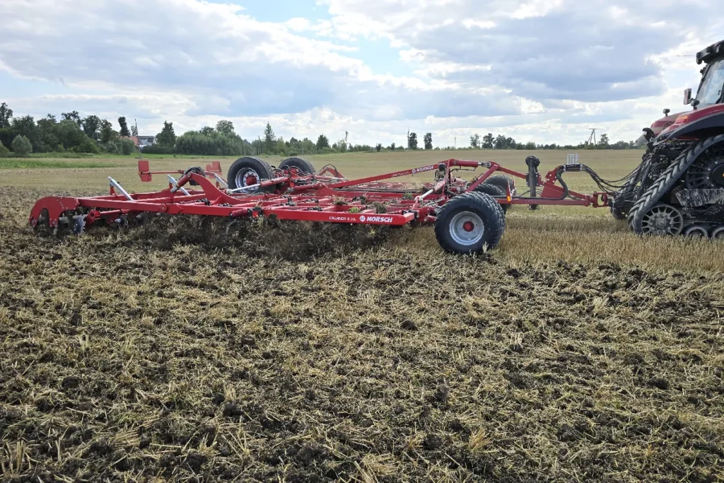 Naszym zdaniem największą zaletą agregatu wielobelkowego jest rozprowadzenie resztek pożniwnych i ich częściowe wymieszanie z glebą fot. TRAKTOR24