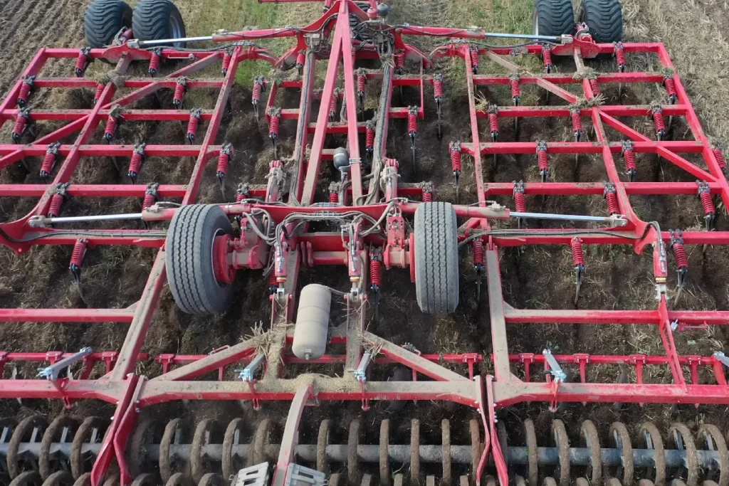 Odległość pomiędzy zębami FlexGrip zamontowanymi w rzędzie wynosi 102 cm. Zostały one rozmieszczone na 6 belkach w taki sposób, że odległości (podziałka) pomiędzy śladami ich pracy wynosi ostatecznie 17 cm fot. TRAKTOR24