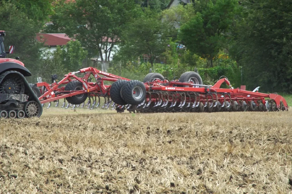 Horsch pozwala pokonywać uwrocia wykorzystując jako tylny punkt podparcia agregatu wał podwójny RollPack fot. TRAKTOR24