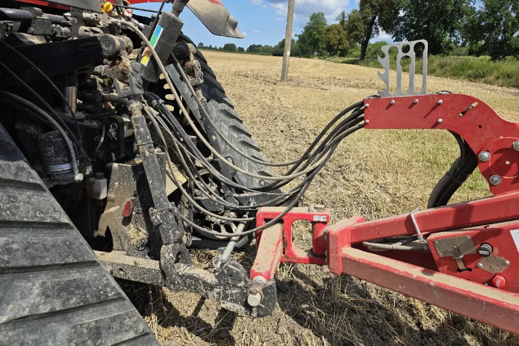 Takie połączenie ciągnika z agregatem pozwala bezpiecznie wykonywać bardzo ciasne skręty fot. TRAKTOR24