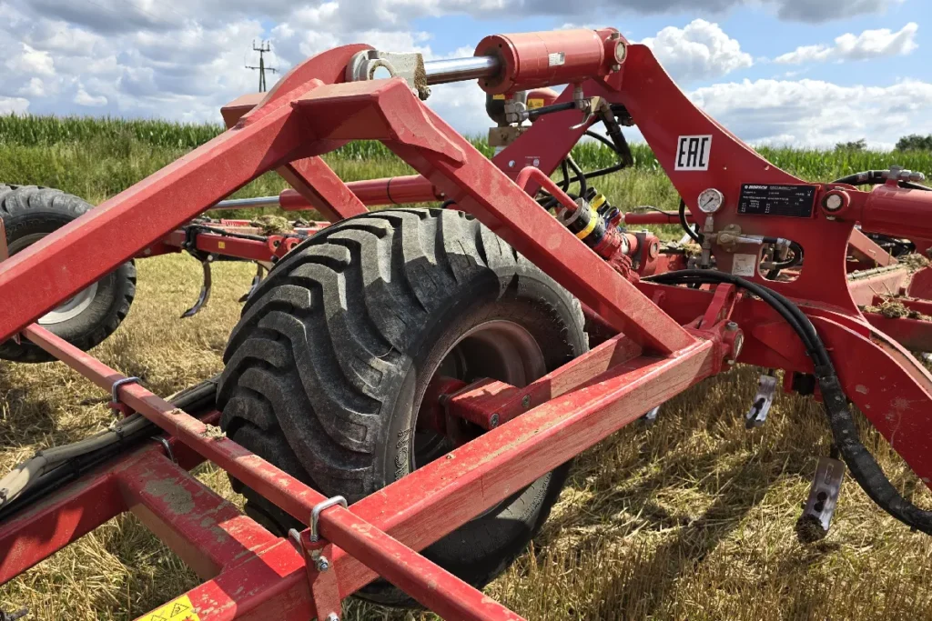 Elementem wykonawczym wzmacniacza trakcji ciągnika jest siłownik hydrauliczny zamontowany pomiędzy ramą agregatu, a górną częścią dyszla fot. TRAKTOR24