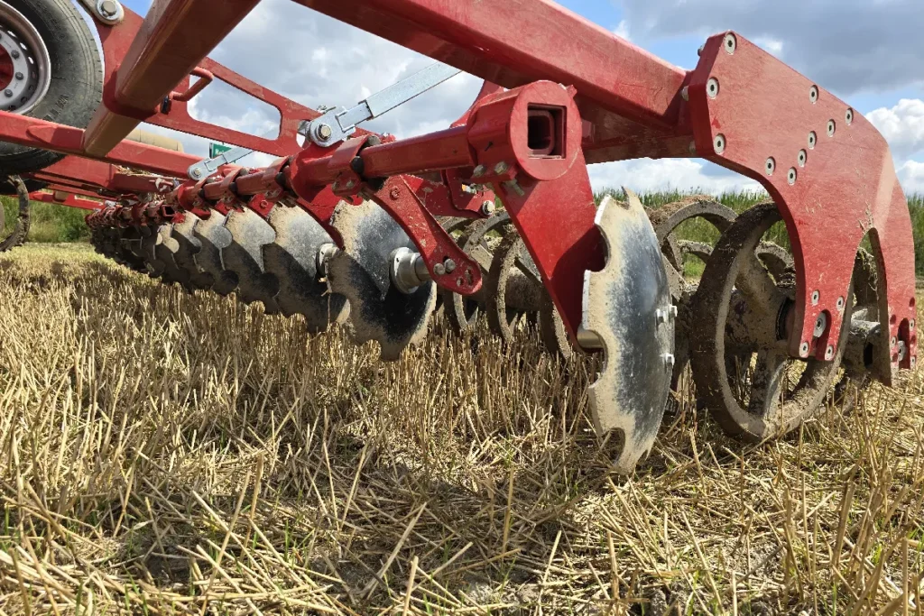 Po pracy zębów uprawowych gleba jest traktowana przez rząd talerzy wyrównujących. Następnie trafia pod wał fot. TRAKTOR24