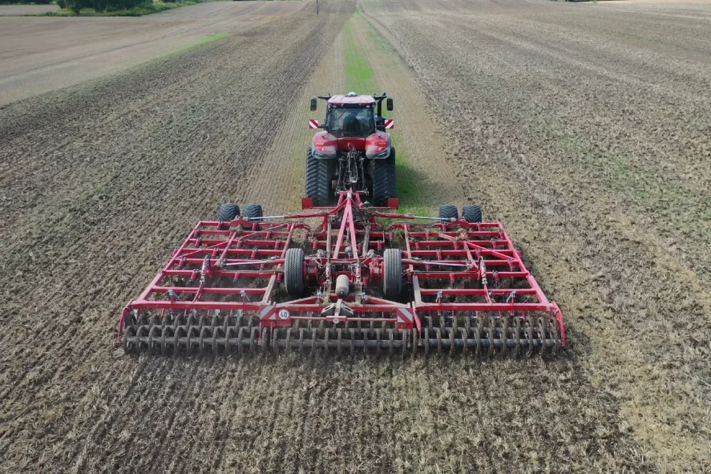 Agregat z przodu podparty jest na 5 kołąch (opcjonalnie 9 kołach), a ztyłu na wale fot. TRAKTOR24