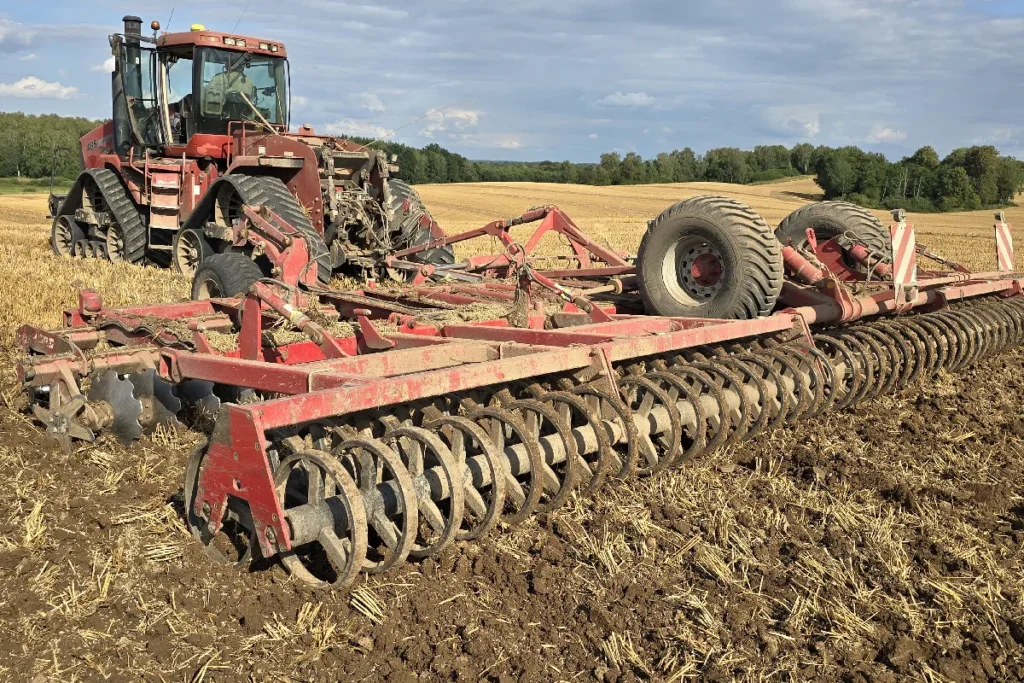 Wał RollPack dzięki efektowi pracy typu gleba-gleba, wykazuje on dużą uniwersalność w różnych warunkach glebowych i wilgotnościowych fot. TRAKTOR24