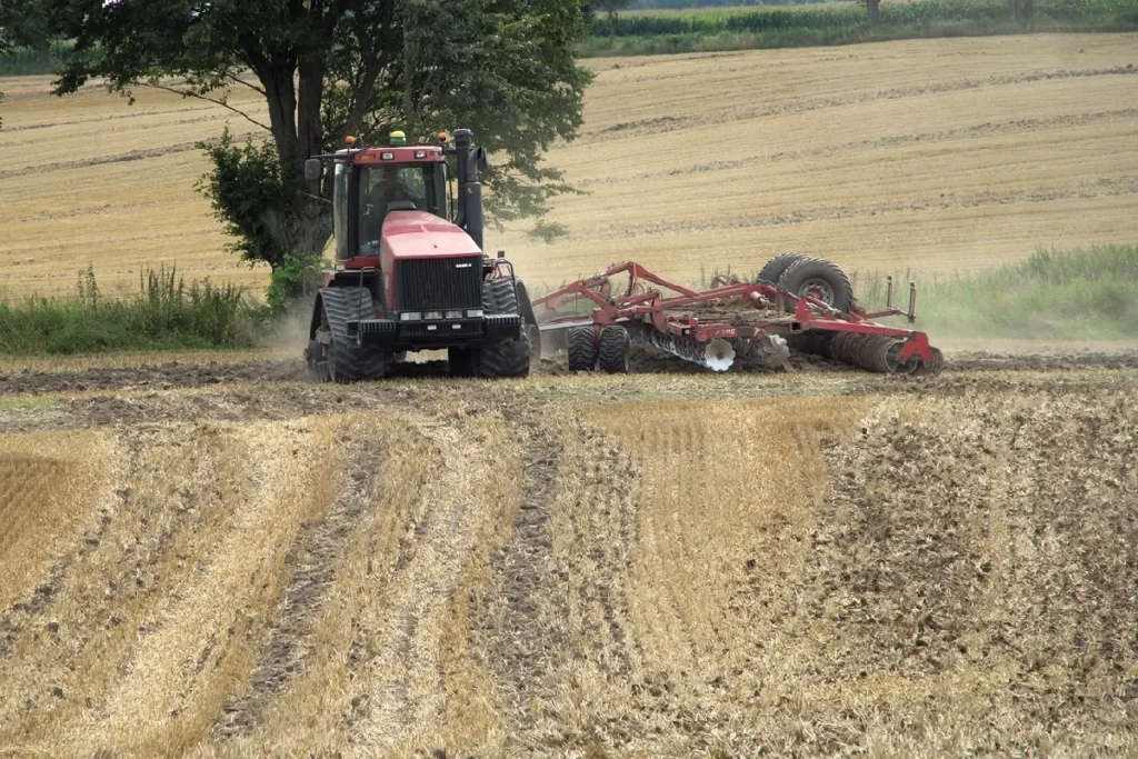 Zaczep z długim dyszlem pozwala wykonywać ostre zawroty. Producent pozwala robić to na wale fot. TRAKTOR24