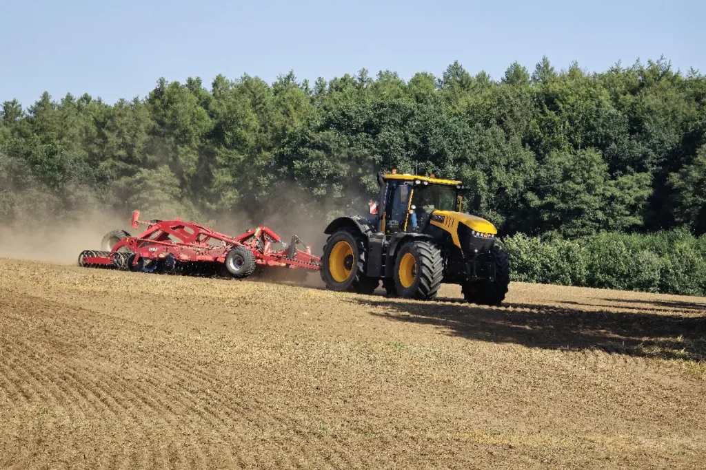 Współpraca firm Agrihandler i xFarm Technologies pozwala rolnikom, którzy zakupią sprzęt marek JCB, Agxeed, Naio i Pixel Farming, wpisać się w program wsparcia dla rolnictwa 4.0 fot. TRAKTOR24