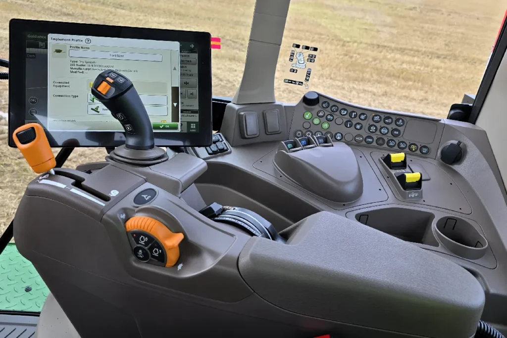 Podłokietnik Compact CommandArm to jeden z kilku elementów podnoszących jakość pracy ciągnikiem John Deere 6M 250  fot. TRAKTOR24