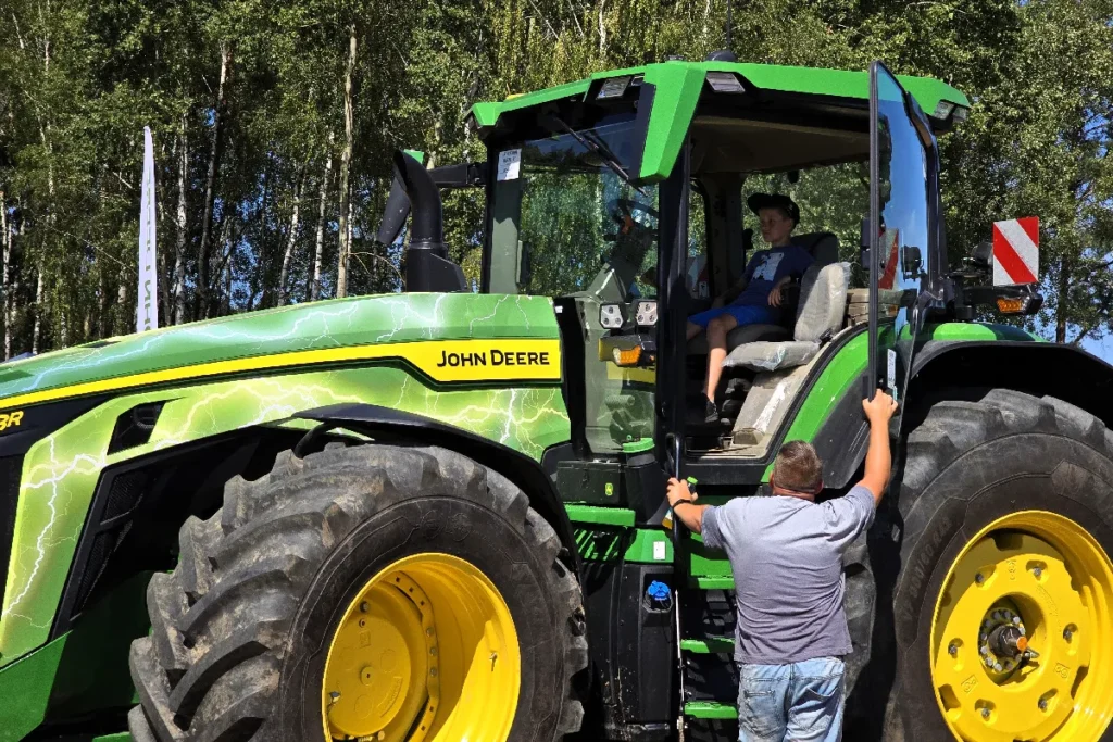 Młode pokolenie chyba czuje pismo nosem i już przymierza się do ciągnika z przekładnią eAutoPowr fot. TRAKTOR24