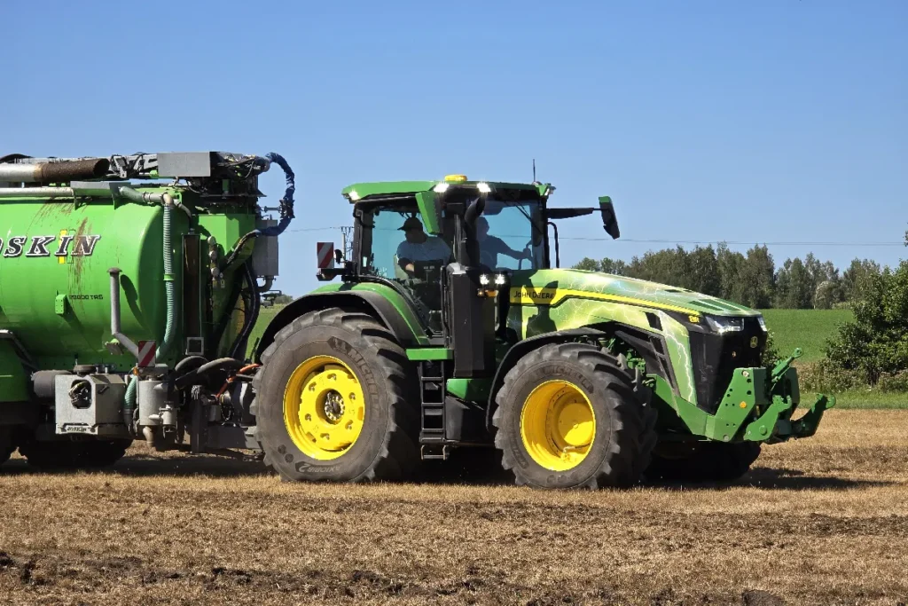 Przekładnia eAutoPowr montowana jest obecnie w traktorach John Deere: 8R 370, 8R 410, 8RT 370 i 410 oraz 8RX 370 i 410. fot. TRAKTOR24