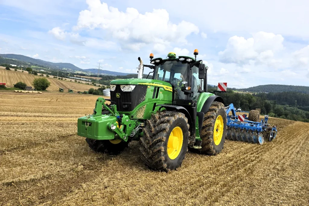 John Deere Polska zapowiedział prezentację dwóch modeli ciągników serii 6M z roku modelowego 2025 fot. TRAKTOR24