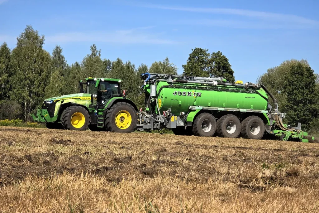 Nasza redakcja poleca uwadze ciągnik 8R 370 z systemem CTIS i przekładnią eAutoPowr fot. TRAKTOR24