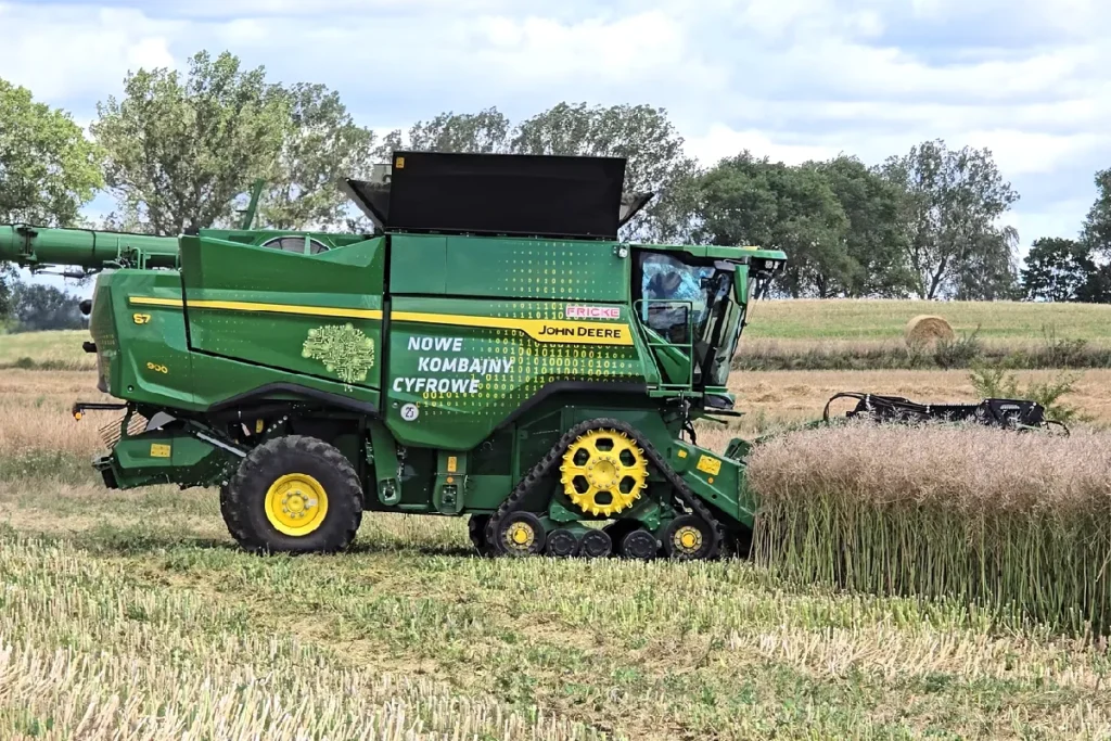 Nie chodzi o modę i nie jest to robione dla marketingowego show. Celem wprowadzenia do kombajnów zbożowych John Deere pakietów rolnictwa 4.0 jest zwiększenie ich produktywności. Stąd wzięła się nazwa kombajny cyfrowe fot. TRAKTOR24 