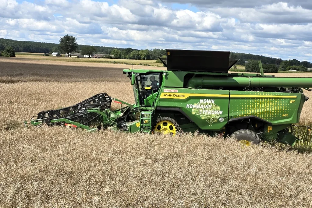 Technologia zastosowana w kombajnie John Deere S7 przewiduje, z jak dużą ilością masy żniwnej będzie musiał się za chwilę zmierzyć fot. TRAKTOR24 