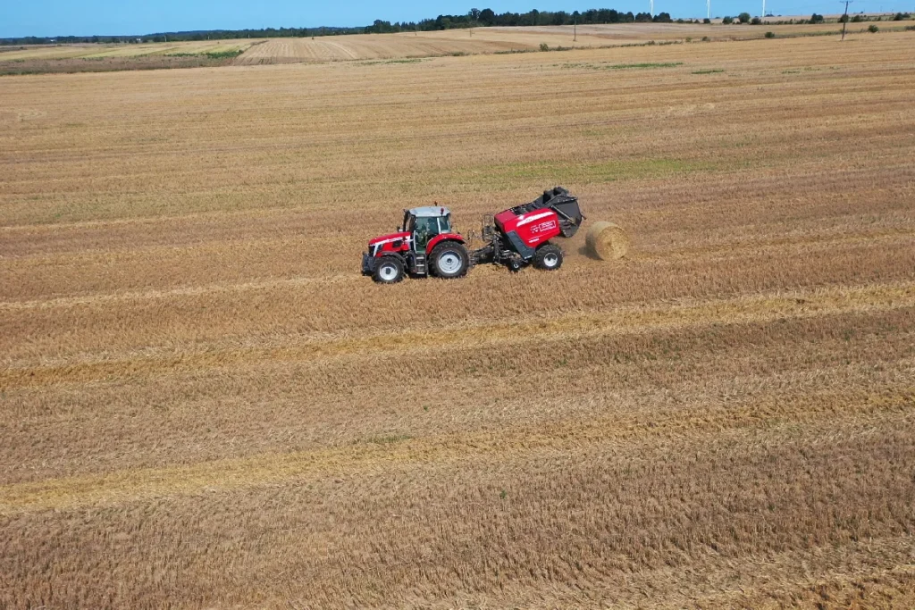 Prasy Massey Ferguson RB mogą posiadać praktyczną i pomocną funkcję w postaci automatyzacji owijania beli siatką i jej wyrzutu fot. TRAKTOR24