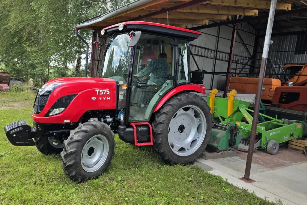 Podczas naszej wizyty traktor miał na liczniku 76,9 godzin. To przebieg po niecałym roku pracy w gospodarstwie 20-hekterowym fot. TRAKTOR24