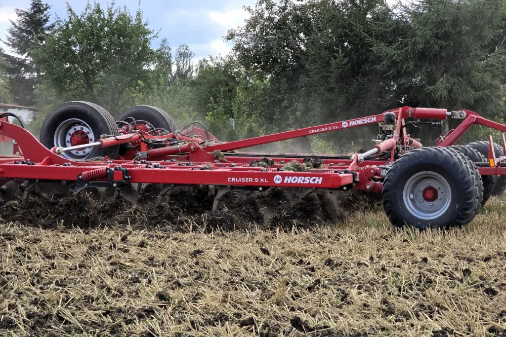 Zęby uprawowe zakończone gęsiostópkami lub dłutami podczas pracy w glebie nie zachowują się stabilnie, tylko wykonują delikatne ruchy wibracyjne fot. TRAKTOR24