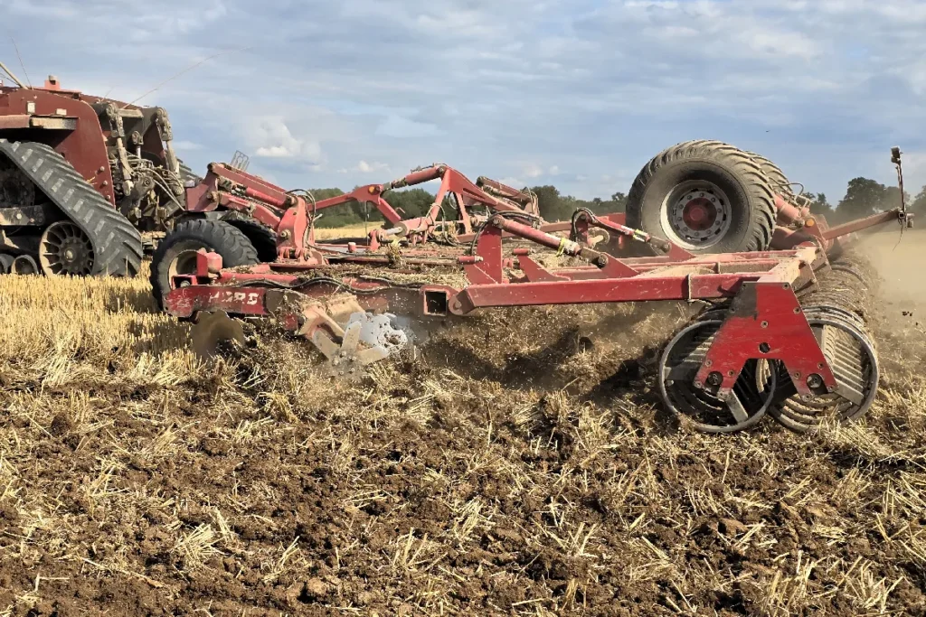 Dwurzędowe krótkie brony talerzowe pozwalają pracować szybko i osiągać duże wydajności fot. TRAKTOR24