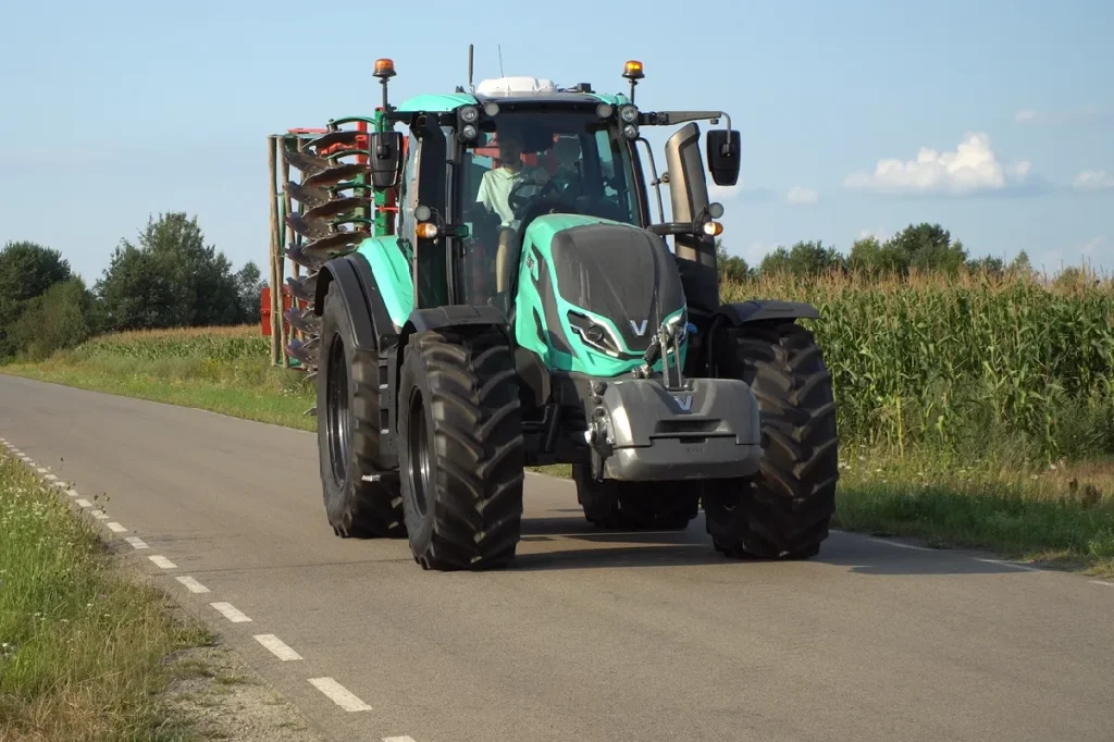 Przy przejazdach między polami Valtra serii T średnio zużywała 5 l oleju napędowego na 10 przejechanych kilometrów fot. Traktor24.pl