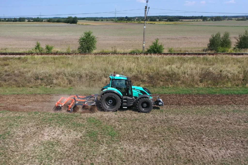 Ok. 11 l/ha. Tyle paliwa średnio zużyła Valtra T175e przy głębokiej pracy z 3-metrowym kultywatorem na lekkim stanowisku fot. Traktor24.pl